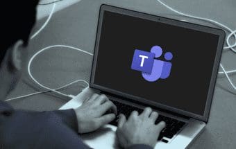 تصویری از Microsoft Teams Settings در ویندوز ۱۰ که بخش Device Settings و تنظیمات میکروفون را نمایش می‌دهد.