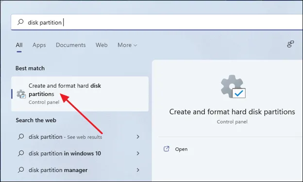 گزینه Create and format hard disk partitions برای پارتیشن بندی هارد